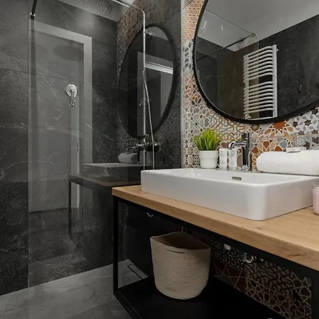 Modern Stalowa 2 Bedrooms & Parking By Renters דירה *